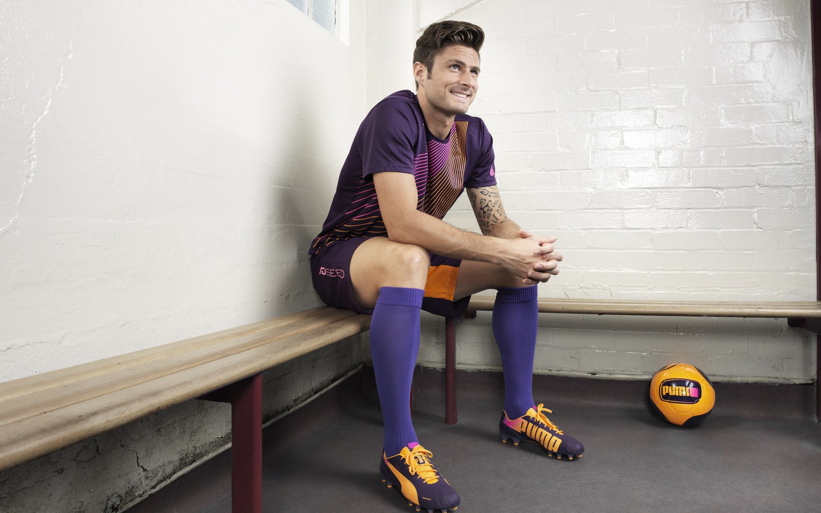 特色足球文化融合创新，行业品牌影响力持续扩大，足球文创产品